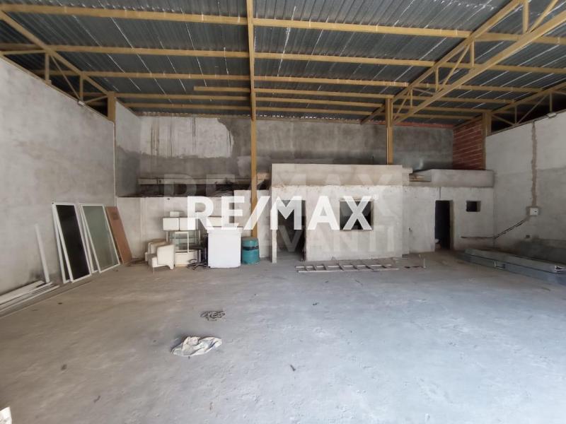En Alquiler Galpon Comercial Calle Sucre en el Centro de Punto Fijo