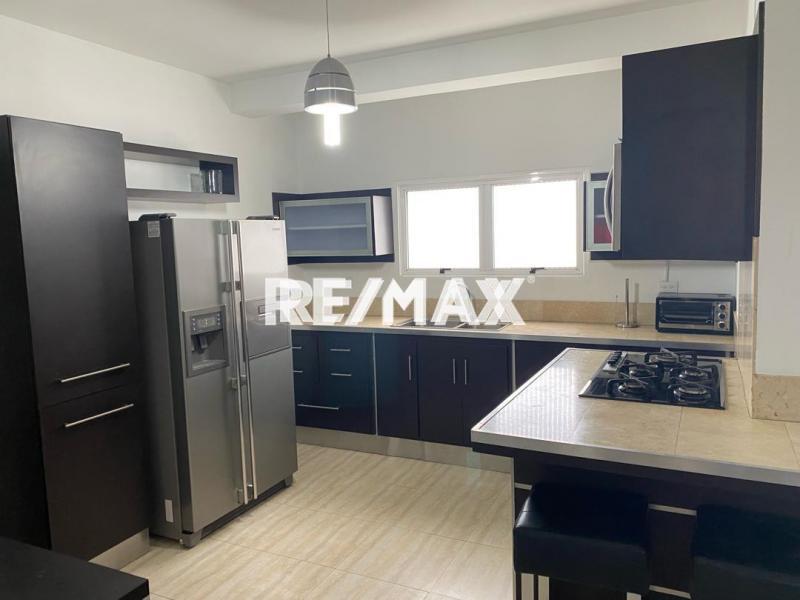 SE ALQUILA  TONWHOUSE EN CASACOIMA VILLAGE