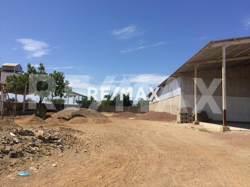 EN VENTA GALPÓN CON TERRENO, SECTOR SANTA ELENA.