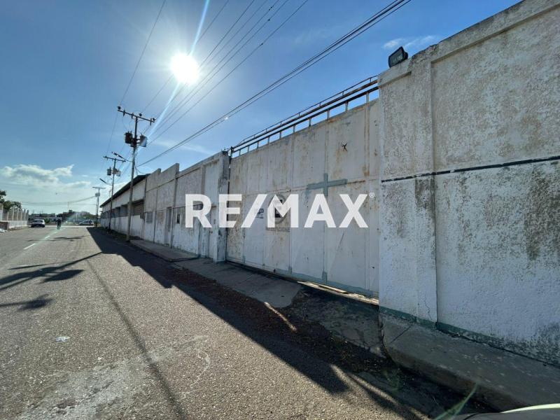 Galpon Industrial-comercial, con ubicacion entre las Avenidas Jacinto Lara y Pomarrosa