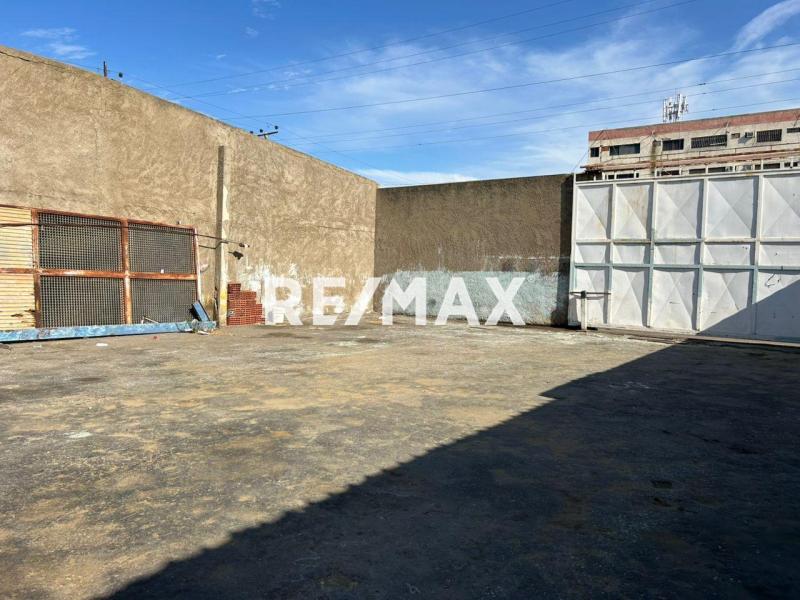 Galpon Industrial-comercial, con ubicacion entre las Avenidas Jacinto Lara y Pomarrosa