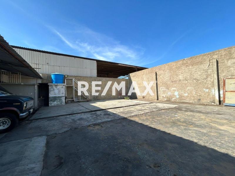 Galpon Industrial-comercial, con ubicacion entre las Avenidas Jacinto Lara y Pomarrosa