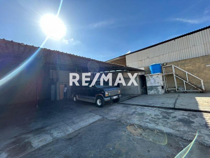 Galpon Industrial-comercial, con ubicacion entre las Avenidas Jacinto Lara y Pomarrosa