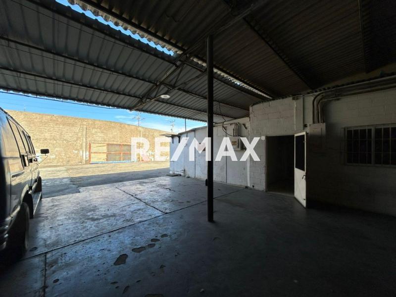 Galpon Industrial-comercial, con ubicacion entre las Avenidas Jacinto Lara y Pomarrosa