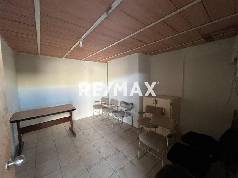 Galpon Industrial-comercial, con ubicacion entre las Avenidas Jacinto Lara y Pomarrosa