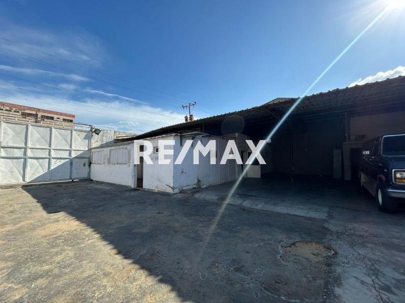 Galpon Industrial-comercial, con ubicacion entre las Avenidas Jacinto Lara y Pomarrosa