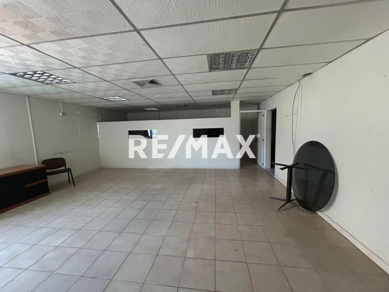 Galpon Industrial-comercial, con ubicacion entre las Avenidas Jacinto Lara y Pomarrosa