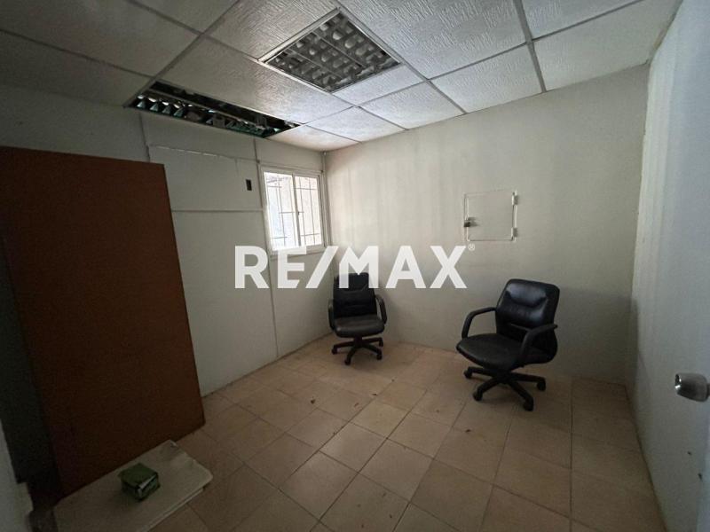 Galpon Industrial-comercial, con ubicacion entre las Avenidas Jacinto Lara y Pomarrosa