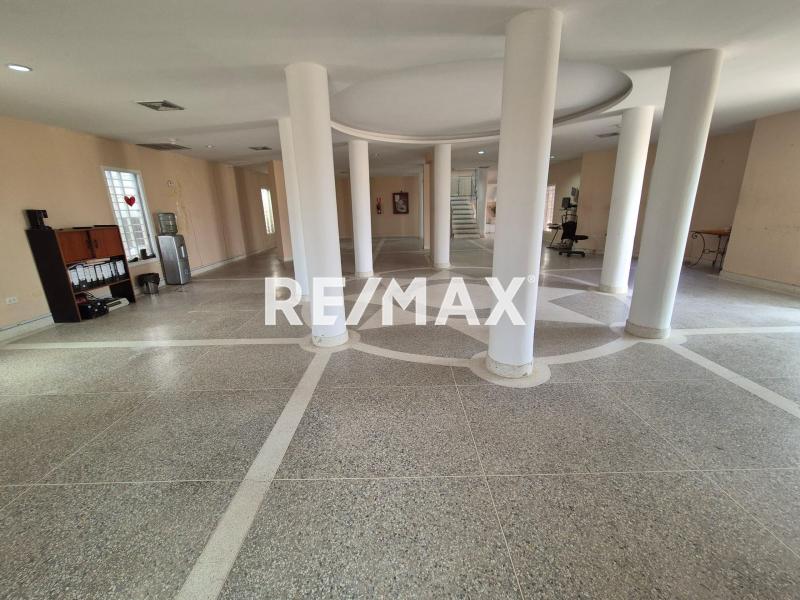 En Alquiler Edif Comercial Hexagon Santa Irene