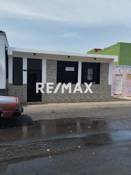 Casa en Venta, con local comercial casco central de Punto Fijo,