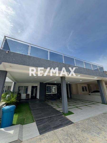 Moderno y excelente Tonwhouse en Venta en Conjunto cerrado