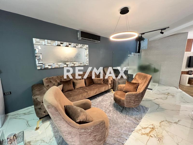 Moderno y excelente Tonwhouse en Venta en Conjunto cerrado