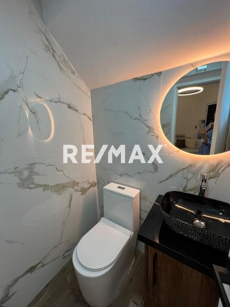 Moderno y excelente Tonwhouse en Venta en Conjunto cerrado