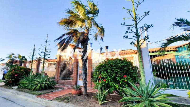 Casa en Venta  con dos anexos amoblada y equipada en Puerta Maraven