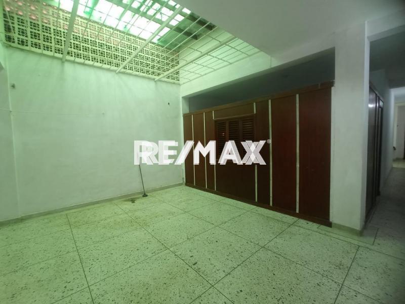 En Venta Edificio Comercial, Centro de Punto Fijo.