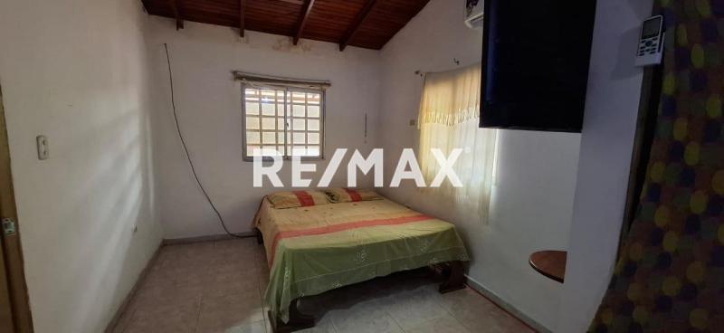 casa  y dos anexos en venta en casco central de Los Taques amoblada y equipada