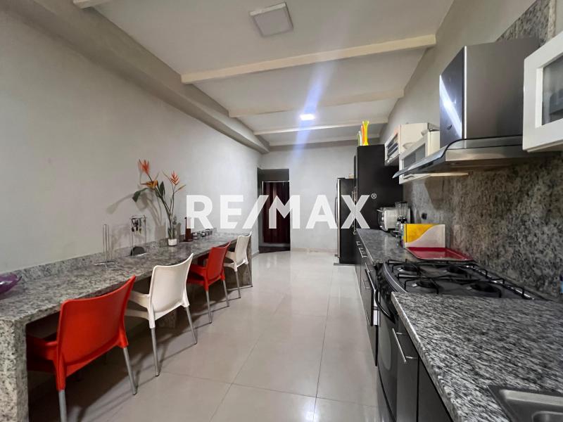 Se vende casa más 4 locales comerciales.