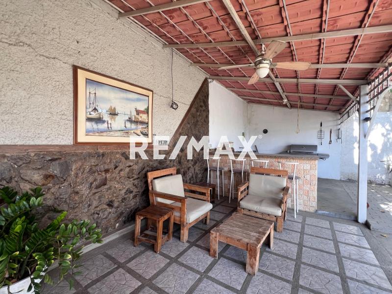 Se vende casa más 4 locales comerciales.