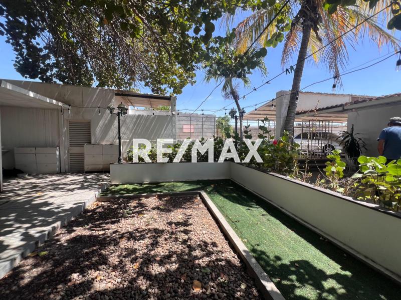 Se vende casa más 4 locales comerciales.
