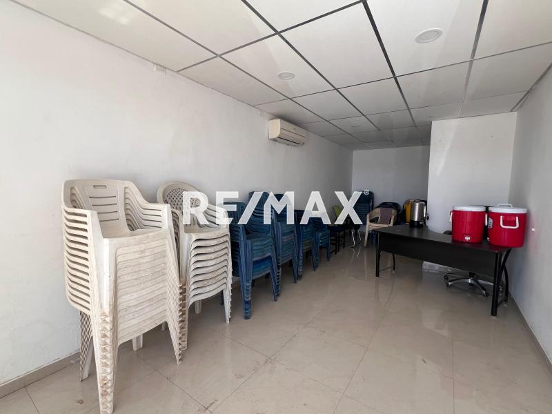 Se vende casa más 4 locales comerciales.