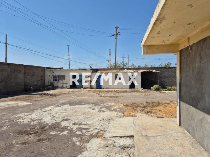 En Alquiler Galpon Industrial Av. Ollarvides sector 23 de enero