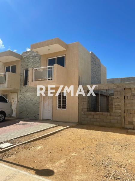 CASA EN VENTA EN URB LOS ROQUES PUERTA MARAVEN