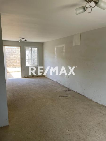 CASA EN VENTA EN URB LOS ROQUES PUERTA MARAVEN