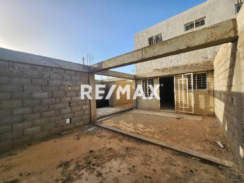 CASA EN VENTA EN URB LOS ROQUES PUERTA MARAVEN