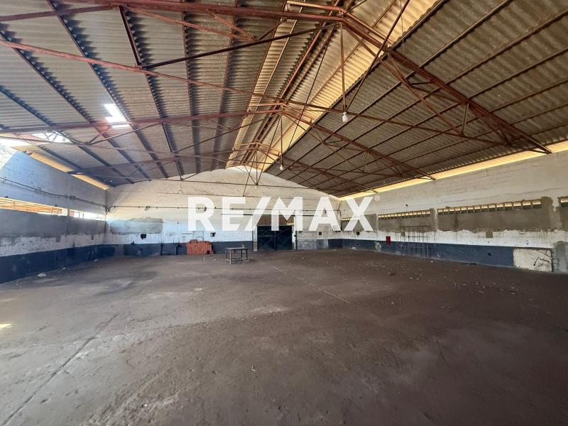 En Alquiler Local Industrial y Galpón Avenida Jacinto Lara.