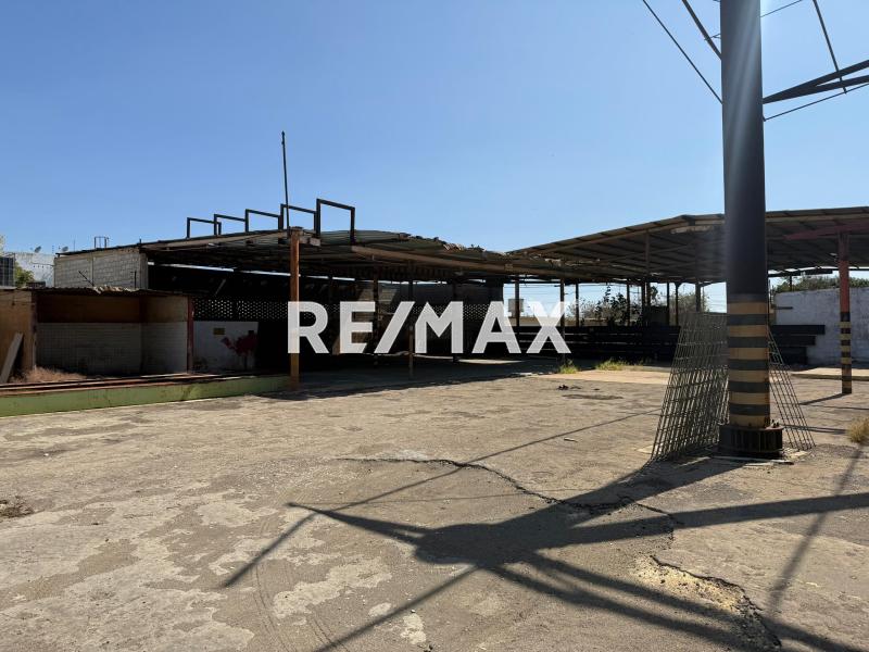 En Alquiler Local Industrial y Galpón Avenida Jacinto Lara.