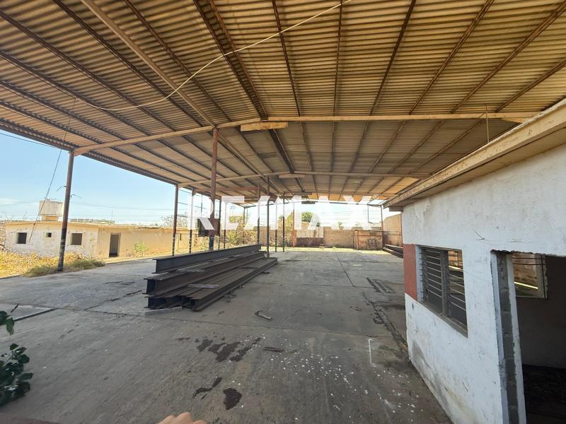 En Alquiler Local Industrial y Galpón Avenida Jacinto Lara.