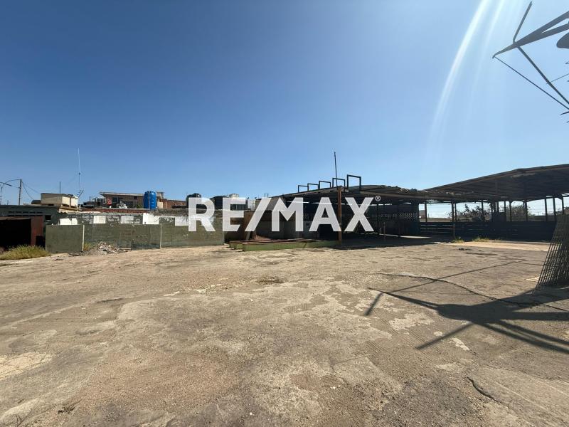 En Alquiler Local Industrial y Galpón Avenida Jacinto Lara.