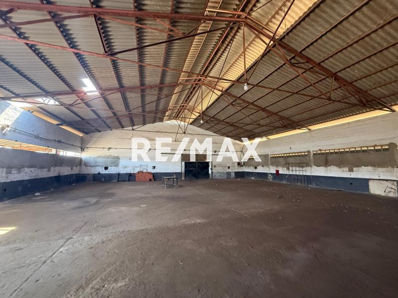 En Alquiler Local Industrial y Galpón Avenida Jacinto Lara.