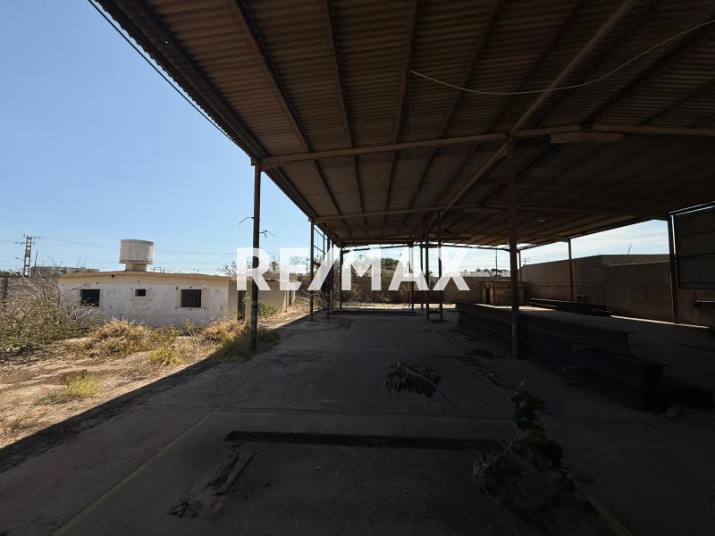 En Alquiler Local Industrial y Galpón Avenida Jacinto Lara.