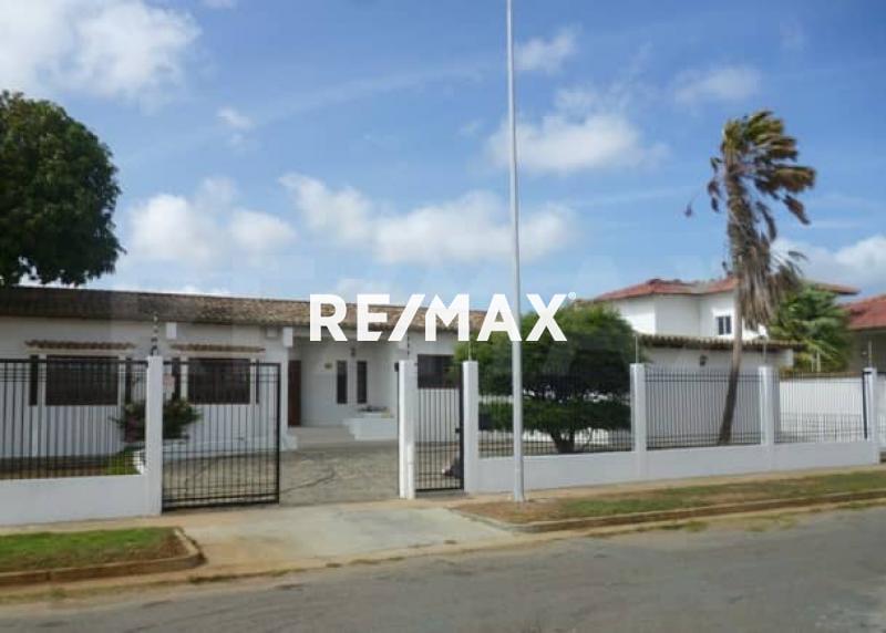 En Venta Casa o TownHouse Calle Yacambú, Judibana, Punto Fijo, Falcon, Venezuela.