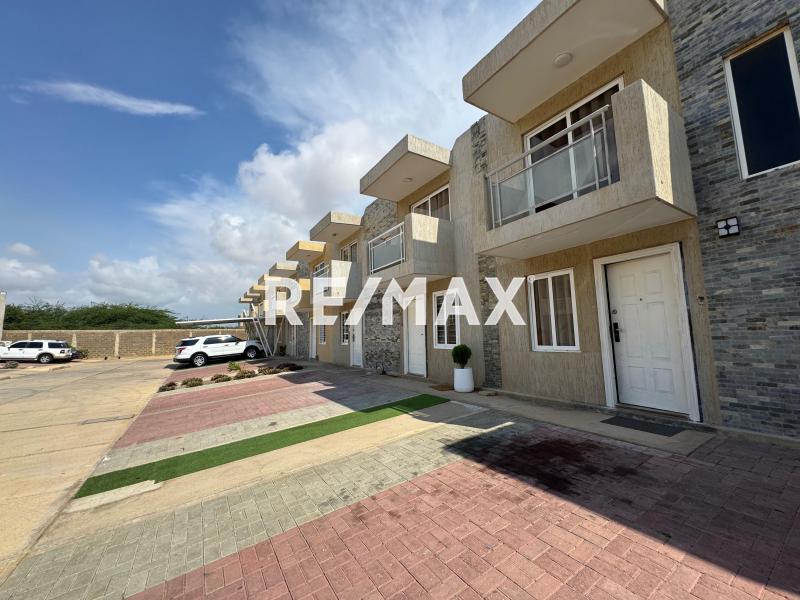 En Venta Casa o TownHouse Urb. Los Roques. Puerta Maraven