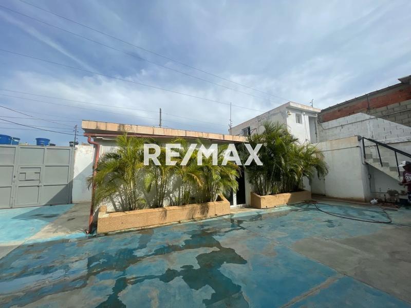 En Venta Local Industrial y Galpón Urb. Brisamar, Cardón, Carirubana, Falcón, 4154, VEN