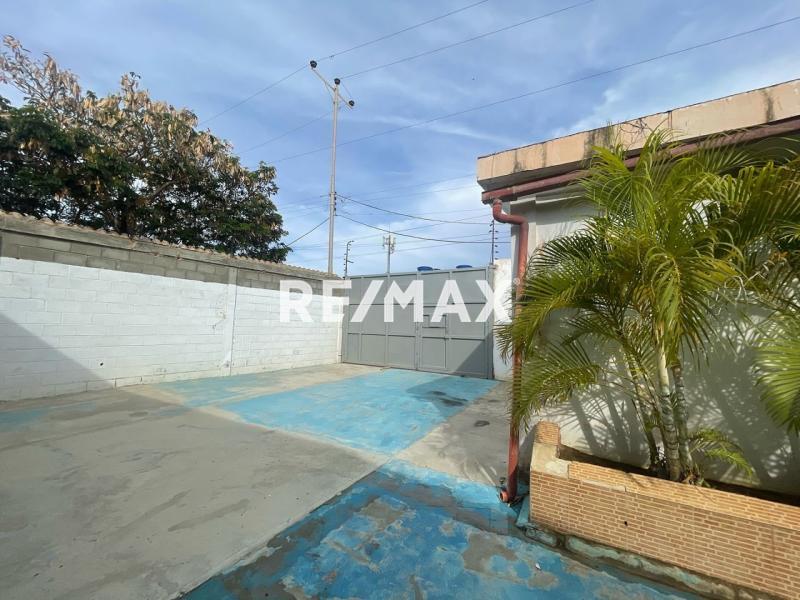 En Venta Local Industrial y Galpón Urb. Brisamar, Cardón, Carirubana, Falcón, 4154, VEN