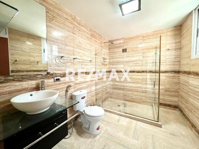 En Alquiler Casa o TownHouse Urb Casacoima , Ave 27 de Febrero.