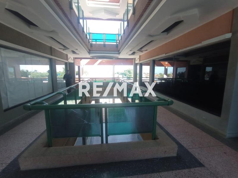 En Venta Local Comercial Calle Bachiller Peña, Urb. Puerta Maraven. Punto Fijo