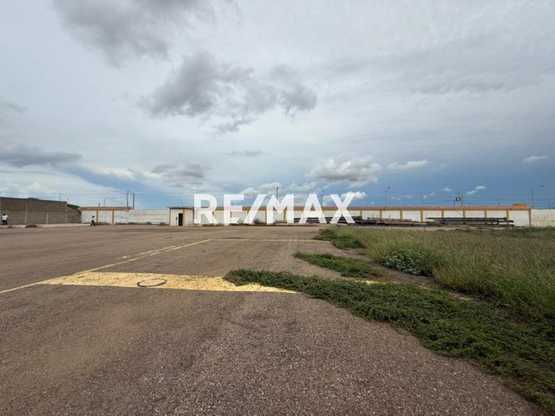 En Alquiler Local Industrial y Galpón Vía Judibana.