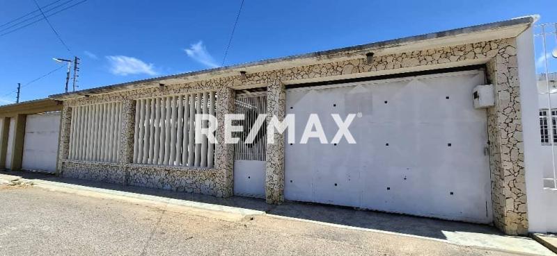 En Venta Casa o TownHouse PUERTA MARAVEN CALLE CURIMAGUA