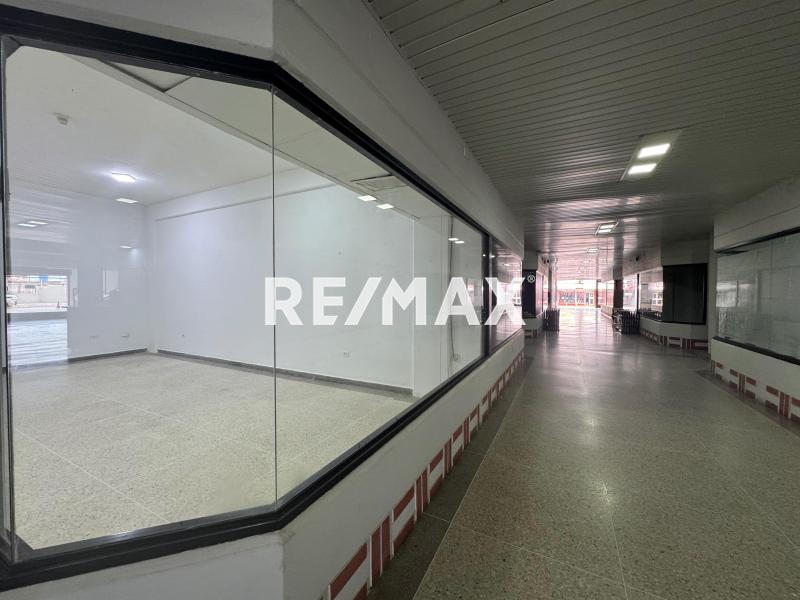 En Alquiler Local Comercial Avenida Bolivar, Centro, Punto Fijo, Falcón, 4102, VEN