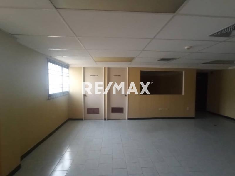 En Alquiler Local Comercial Urb. Santa Fe. Calle Arsenio Nava entre las Avenidas Jacinto Lara y Pumarosa  Punto Fijo Edo Falcon.