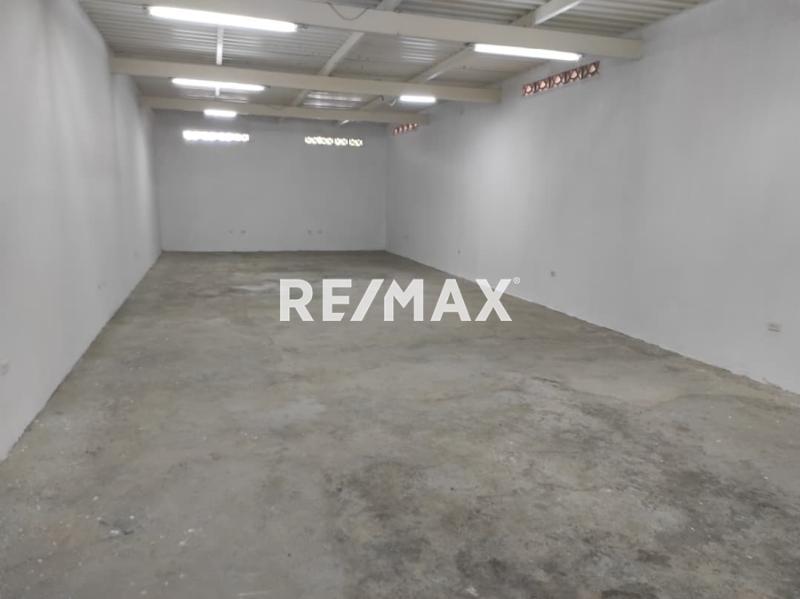 En Alquiler Local Comercial Urb. Santa Fe. Calle Arsenio Nava entre las Avenidas Jacinto Lara y Pumarosa  Punto Fijo Edo Falcon.