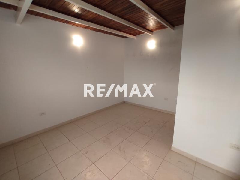 En Alquiler Local Comercial Urb. Santa Fe. Calle Arsenio Nava entre las Avenidas Jacinto Lara y Pumarosa  Punto Fijo Edo Falcon.