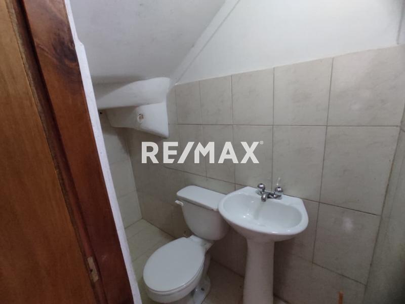 En Alquiler Local Comercial Urb. Santa Fe. Calle Arsenio Nava entre las Avenidas Jacinto Lara y Pumarosa  Punto Fijo Edo Falcon.