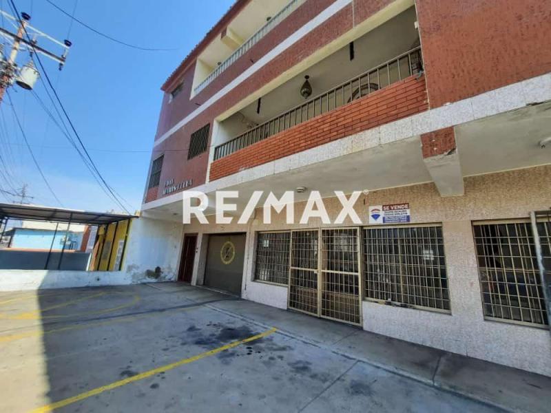 En Alquiler Local Comercial Urb. Santa Fe. Calle Arsenio Nava entre las Avenidas Jacinto Lara y Pumarosa  Punto Fijo Edo Falcon.