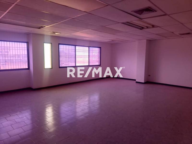 En Alquiler Local Comercial Urb. Santa Fe. Calle Arsenio Nava entre las Avenidas Jacinto Lara y Pumarosa  Punto Fijo Edo Falcon.