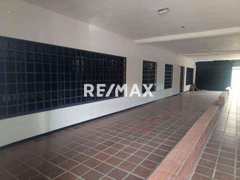 En Alquiler Local Comercial Urb. Santa Fe. Calle Arsenio Nava entre las Avenidas Jacinto Lara y Pumarosa  Punto Fijo Edo Falcon.